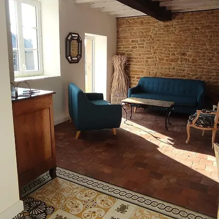 Dependance Du Chateau De Remehan Renovee Avec Gout 度假居 *