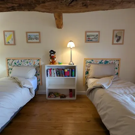 Hébergement de vacances Dépendance Du Château De Remehan Rénovée Avec Goût *
