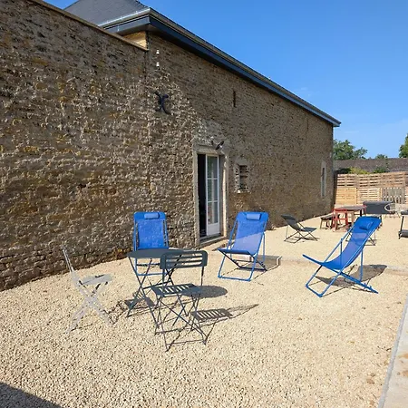 Dependance Du Chateau De Remehan Renovee Avec Gout 度假居